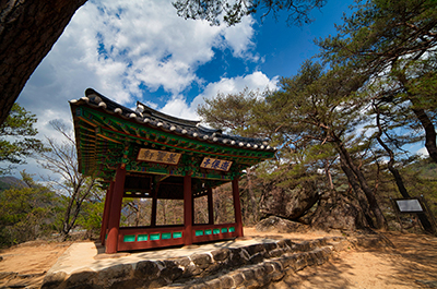 요선정은 요선암이라고도 불리며 숙종의 친필시가 모셔져 있다